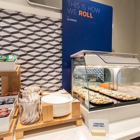 Holiday Inn Express & Suites - Dallas Market Center By Ihg Kültér fotó
