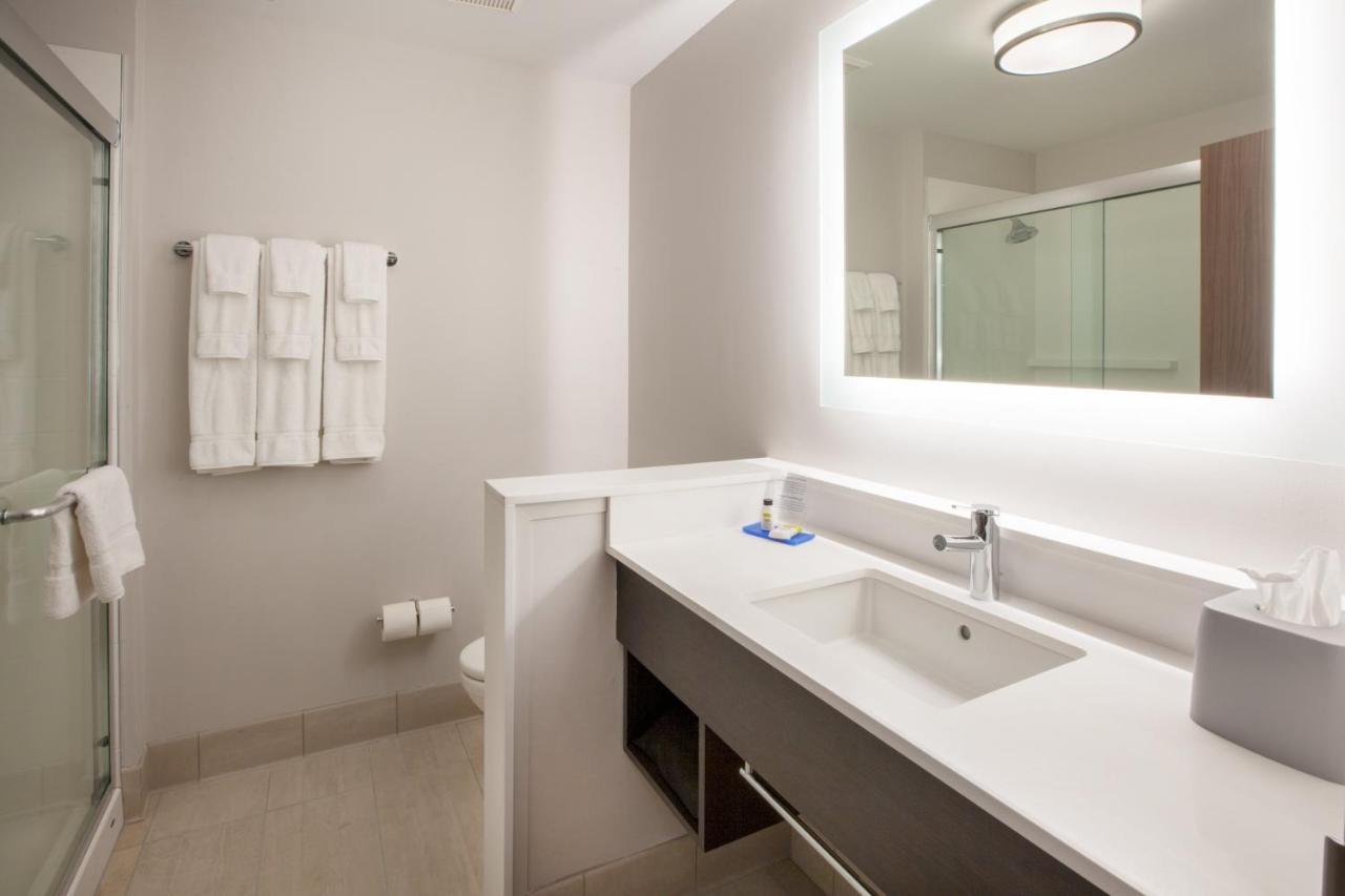 Holiday Inn Express & Suites - Dallas Market Center By Ihg Kültér fotó
