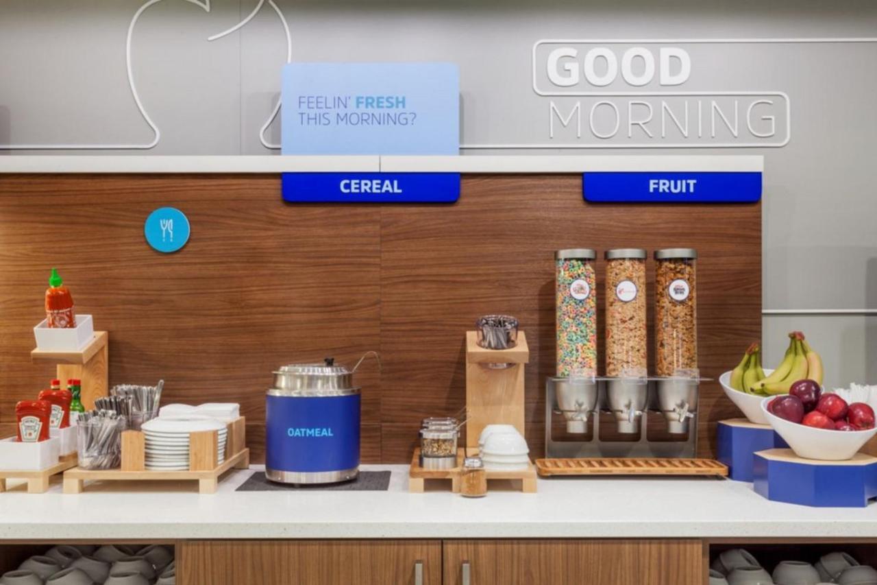 Holiday Inn Express & Suites - Dallas Market Center By Ihg Kültér fotó