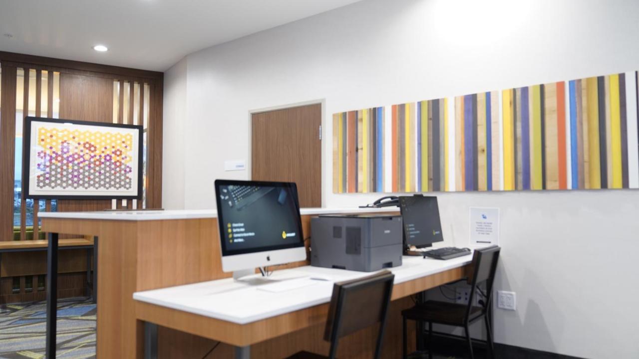 Holiday Inn Express & Suites - Dallas Market Center By Ihg Kültér fotó